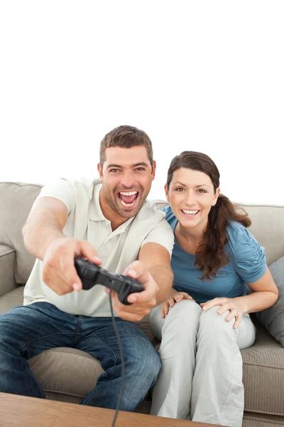 Szczęśliwa para, grając w gry wideo razem siedzi na kanapie — Zdjęcie stockowe
