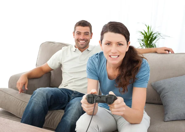 Mulher concentrada jogando videogame com seu namorado — Fotografia de Stock
