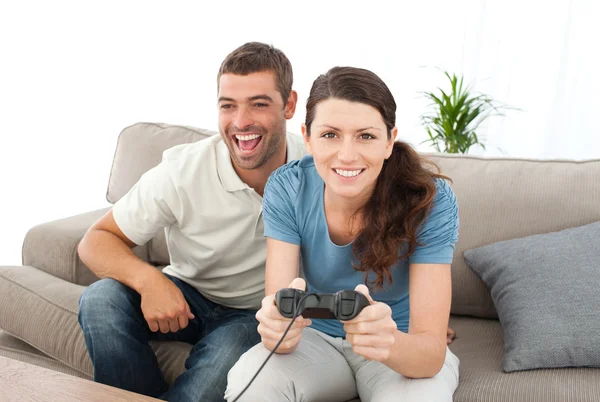 Портрет женщины, играющей в видеоигры со своим парнем — стоковое фото