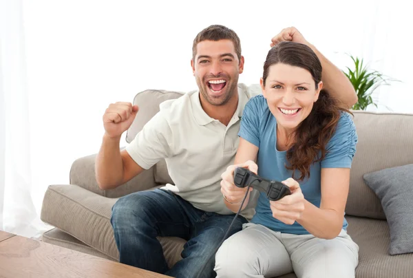 Uomo allegro incoraggiando la sua ragazza a giocare al videogioco — Foto Stock
