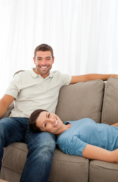 一緒にソファの上に休んで陽気なカップルの肖像画 — ストック写真