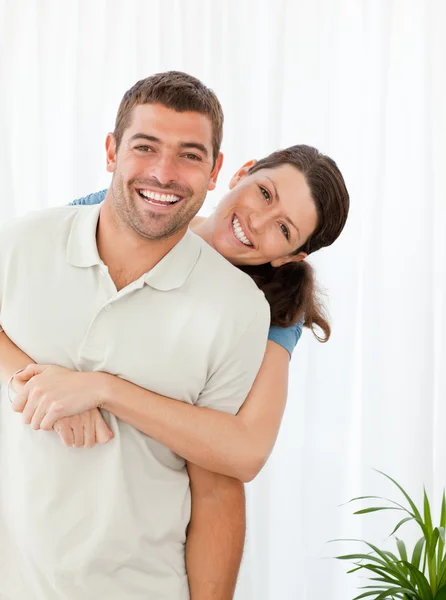 Retrato de um casal feliz em pé na sala de estar — Fotografia de Stock