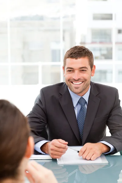 Vrolijke zakenman tijdens een ontmoeting met een collega — Stockfoto