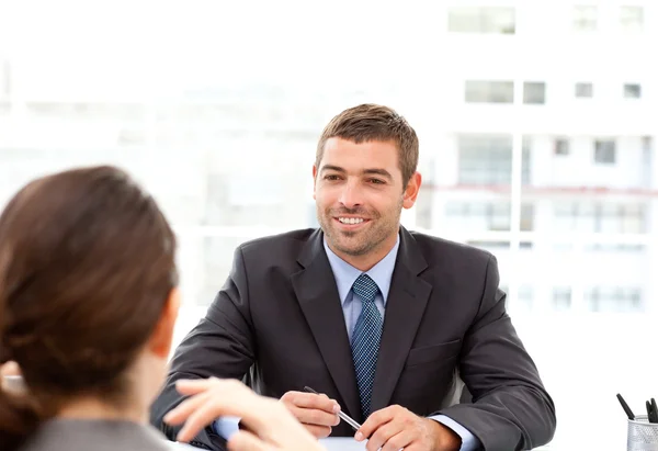 Dois negócios conversando juntos durante uma reunião — Fotografia de Stock