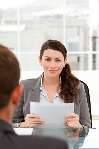 Karismatisk affärskvinna under en intervju med en affärsman — Stockfoto