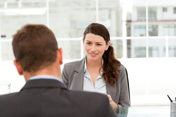 Привлекательная женщина-менеджер во время интервью с бизнесменом — стоковое фото