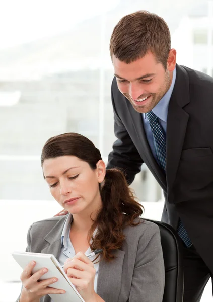 Seriöse Geschäftsfrau macht sich Notizen, während sie mit ihrem Kollegen diskutiert — Stockfoto