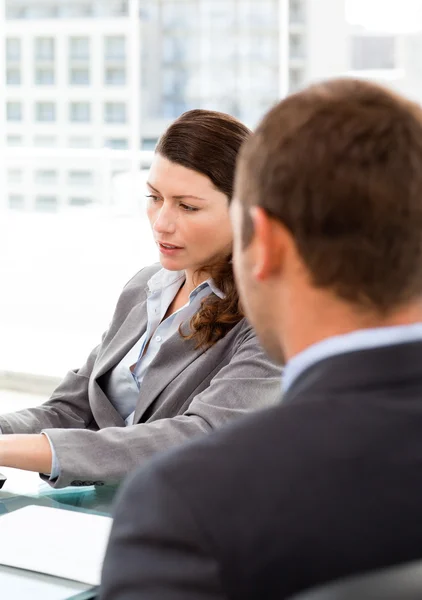 Visão traseira de um homem de negócios durante uma entrevista com um homem do sexo feminino — Fotografia de Stock