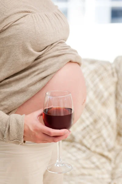 Femme enceinte avec un verre de vin — Photo