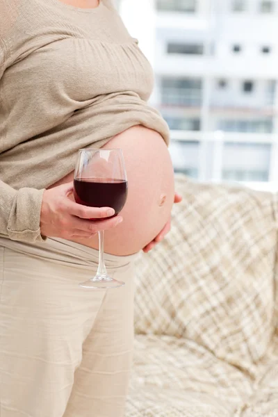 Mulher grávida com um copo de vinho — Fotografia de Stock