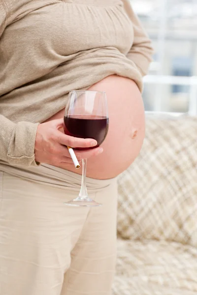 Budoucí maminka se sklenkou vína a cigaret — Stock fotografie