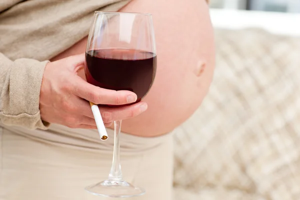 Futur moeder met een glas wijn en sigaretten — Stockfoto