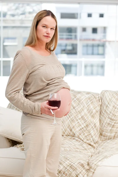 Donna incinta con un bicchiere di vino e sigaretta — Foto Stock