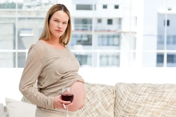 Έγκυος γυναίκα με ένα ποτήρι κρασί και το τσιγάρο — Φωτογραφία Αρχείου