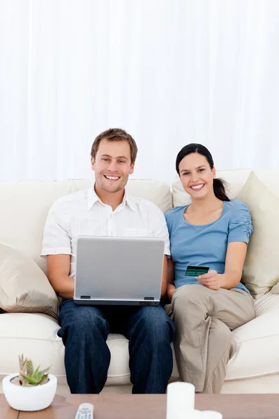 Портрет счастливой пары, покупающей онлайн с помощью своей кредитной карты — стоковое фото
