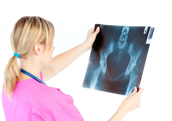 Chirurgien femme caucasienne regardant une radiographie — Photo