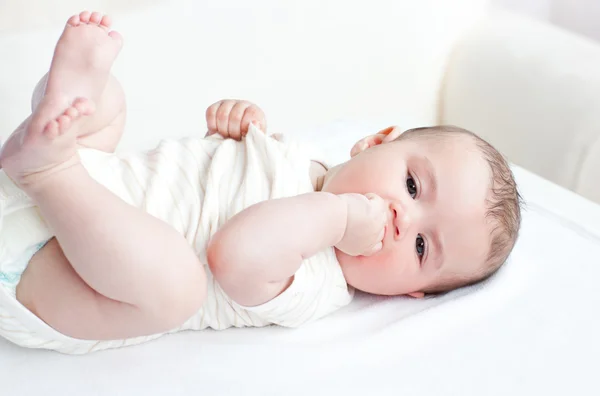 リビング ルームの背中に横たわってかわいい赤ちゃん ロイヤリティフリーのストック画像