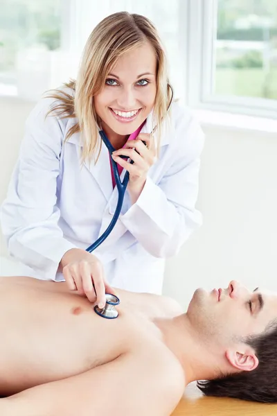 Piękne kobiece kobieta lekarz za pomocą stetoskopu na pacjenta — Zdjęcie stockowe