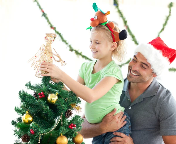 Милая маленькая девочка украшает елку своим отцом Лицензионные Стоковые Фото