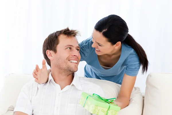 Happy man receiving a present from his girlfriend — Stock Photo, Image