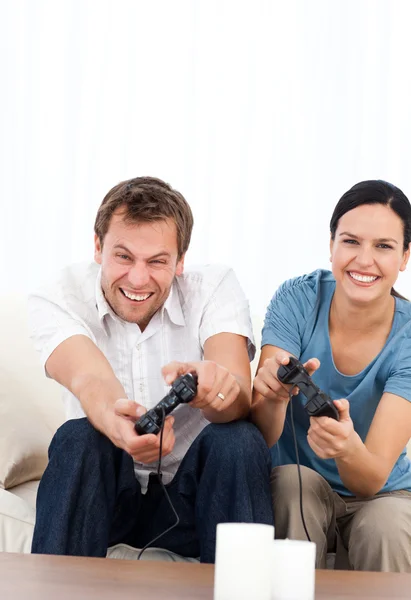 Возбужденный мужчина играет в видеоигры со своей девушкой — стоковое фото