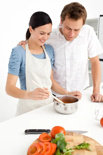 Piękna para przygotowuje bolognese, sos razem — Zdjęcie stockowe