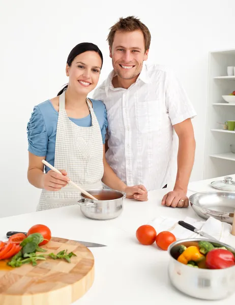 Lyckliga paret förbereder en bolognese sås tillsammans — Stockfoto