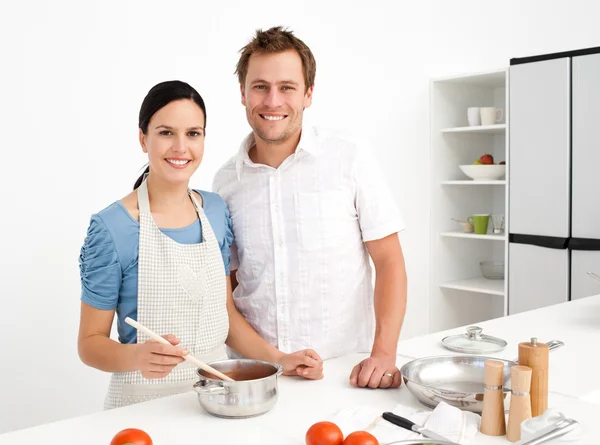 Retrato de una pareja feliz preparando una salsa boloñesa — Foto de Stock