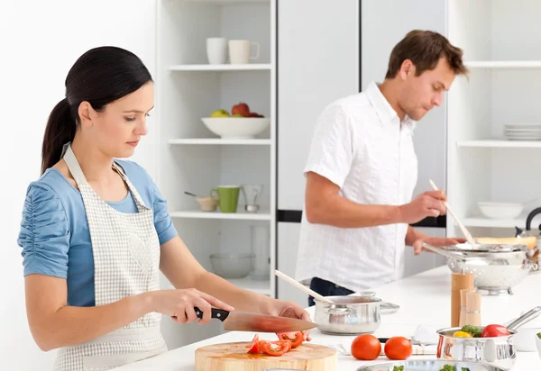 Couple preparing bolognese sauce and pasta together — Stock Photo, Image
