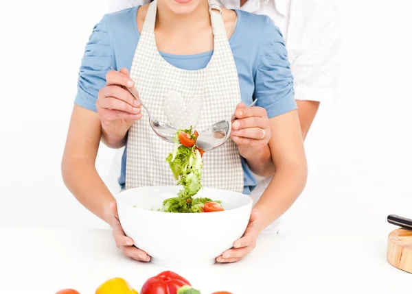 Egy ember, keverés a saláta, a barátnőjével közelről — Stock Fotó