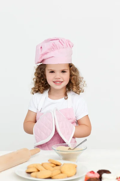 可爱的女孩准备的 cookie 时厨房手套 — 图库照片