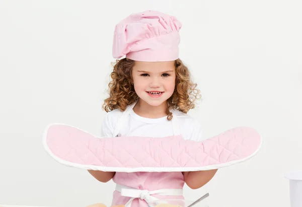 Kislány állt a konyha konyha kesztyűben — Stock Fotó