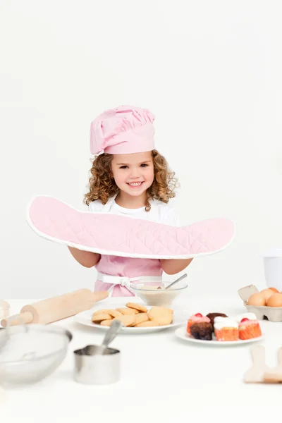 Liten flicka presentera hennes hembakade kakor — Stockfoto
