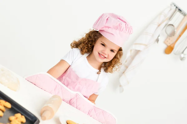 Portrait of a cute girl preparing cookies — Stock Photo, Image