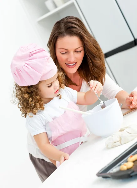 Kislány gyönyörű anyjával együtt főzés — Stock Fotó