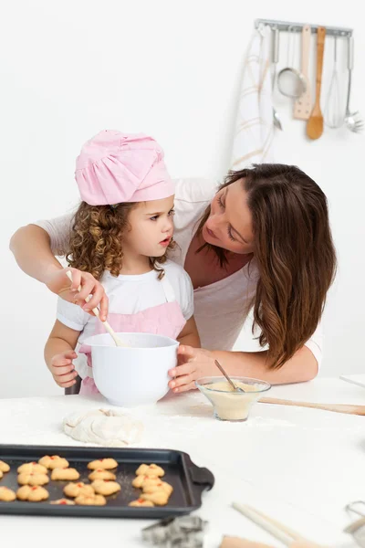 Aufmerksame Mutter lernt ihre Tochter kochen — Stockfoto