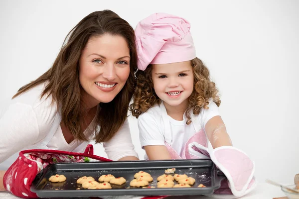 Linda mãe e filha segurando um prato com biscoitos — Fotografia de Stock