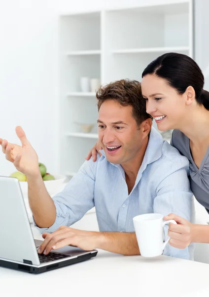 Underbara par skrattar medan du tittar på något på laptop sc — Stockfoto