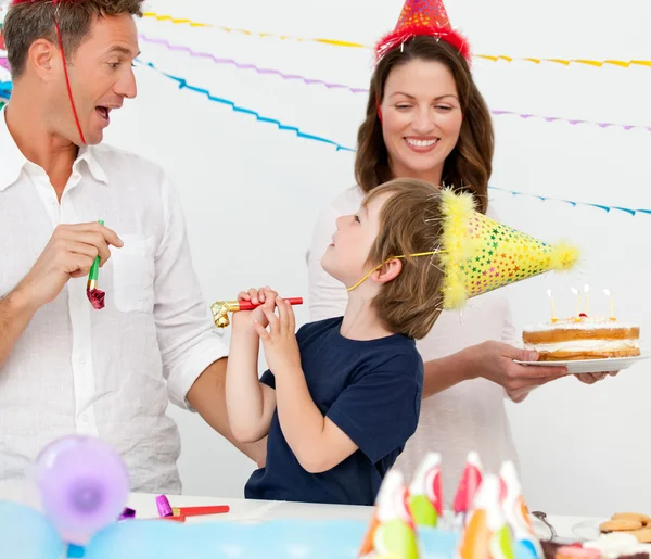 Счастливая семья празднует день рождения маленького мальчика — стоковое фото