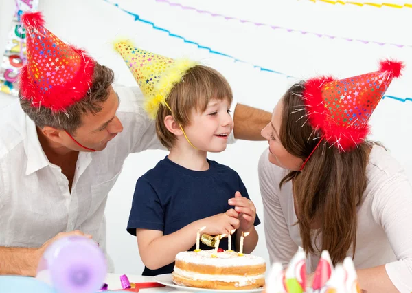 Προσεκτικός γονείς που γιορτάζει τα γενέθλια του γιου τους — Φωτογραφία Αρχείου