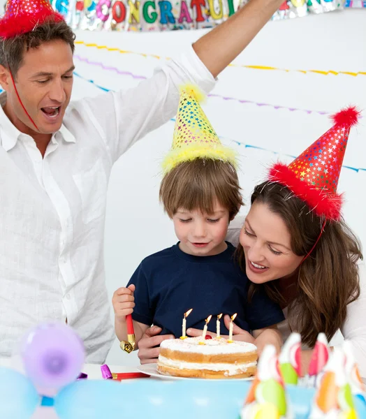 Schattige jongen blazen de kaarsen op zijn verjaardag cake — Stockfoto