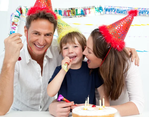 Retrato de una familia celebrando el cumpleaños de un niño —  Fotos de Stock