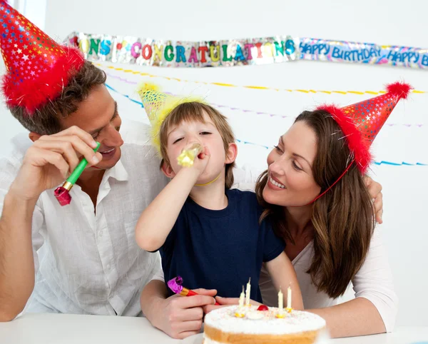Счастливая семья веселится во время дня рождения — стоковое фото