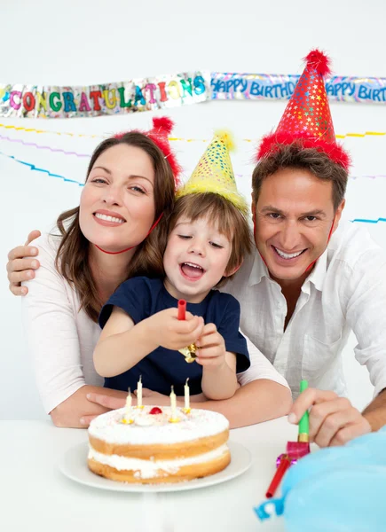 Portret rodziców trochę ich syn urodziny obchodzi — Zdjęcie stockowe