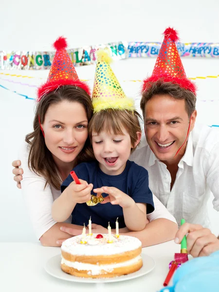 Kleiner Junge feiert Geburtstag zu Hause — Stockfoto