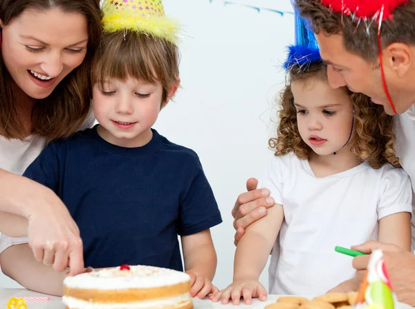 Mãe e filho cortando um bolo de aniversário juntos — Fotografia de Stock