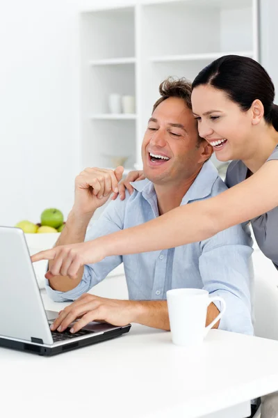 Mulher feliz mostrando algo no laptop para seu namorado — Fotografia de Stock