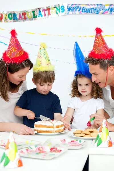 Прекрасная семья празднует день рождения вместе — стоковое фото