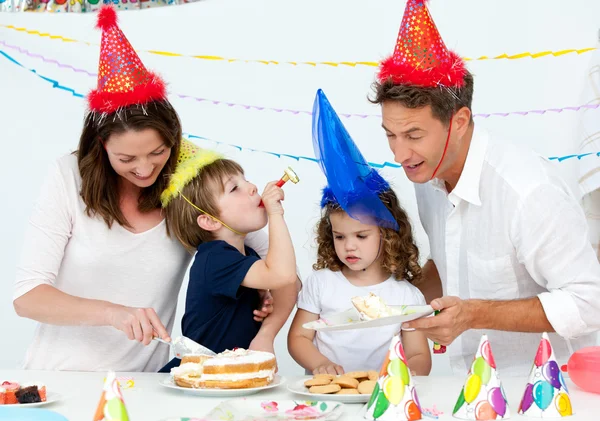 Bela mãe servindo um bolo de aniversário para sua família — Fotografia de Stock