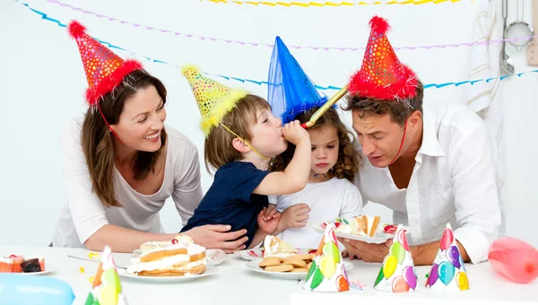 Šťastná rodina, s fn při jídle narozeninový dort — Stock fotografie